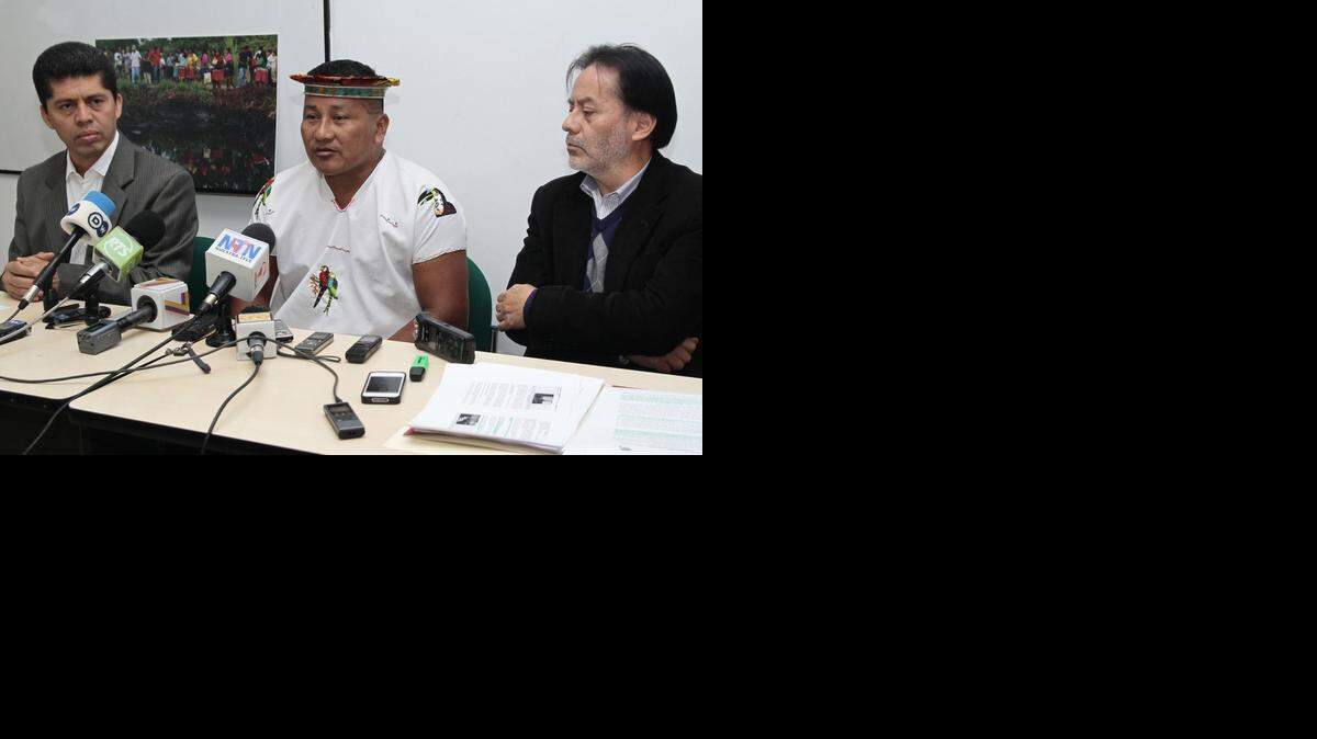 
El líder de los indígenas Secoya de Ecuador, Javier Piaguaje (cen.), y los abogados Pablo Fajardo (izq.) y Pablo de la Vega, durante una rueda de prensa el jueves en Quito, Ecuador.
