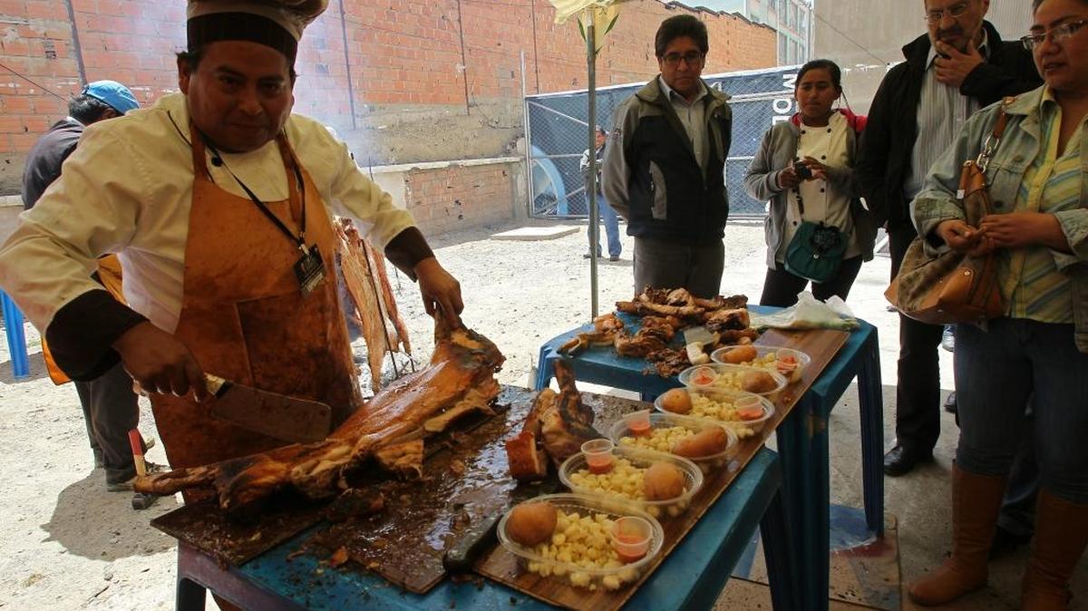 
Un chef prepara Chancho a la Cruz, un popular plato del Chaco boliviano
