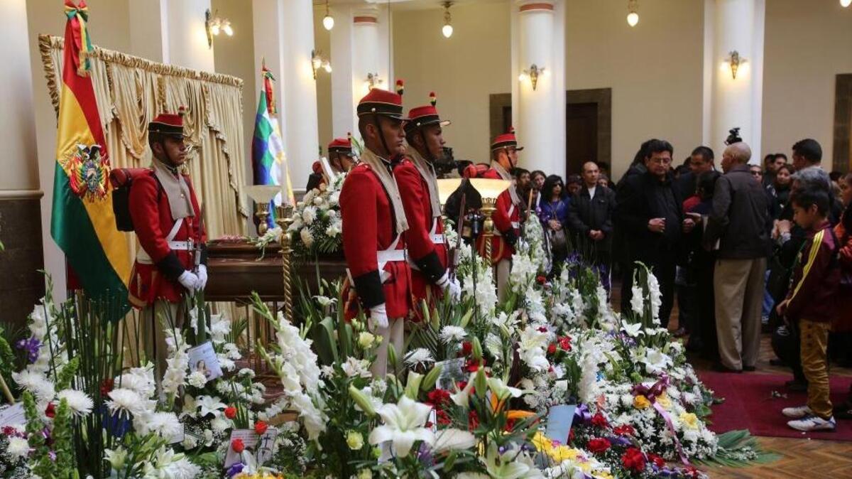 Autoridades bolivianas y familiares del viceministro boliviano de Régimen Interior, Rodolfo Illanes, velan el cuerpo del funcionario el viernes, en el Palacio de Gobierno en La Paz.
