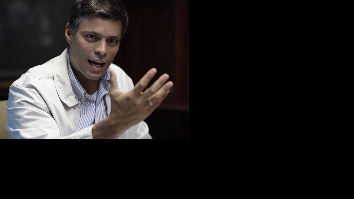 
Leopoldo Lopez avisó a su equipo de abogados de que no asistiría a la audiencia, actitud que ya sostuvo en cuatro ocasiones anteriores.
