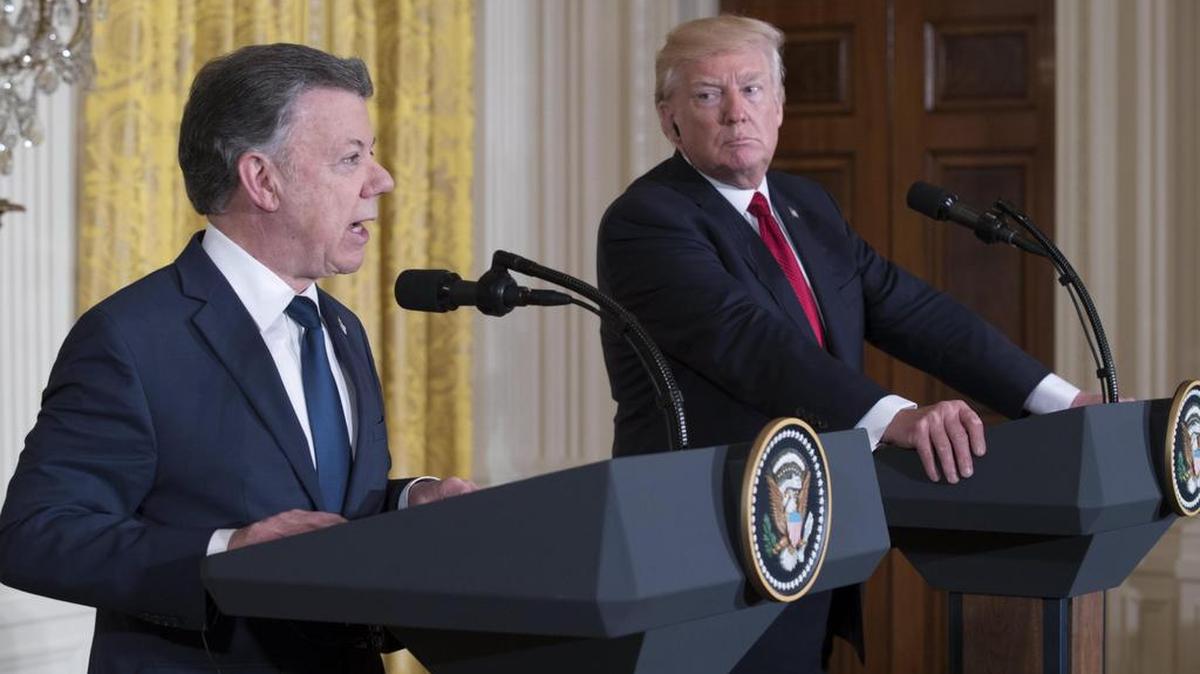El presidente de Colombia, Juan Manuel Santos (i), responde la pregunta de un periodista durante una conferencia de prensa conjunta con su homólogo estadounidense Donald Trump (d), tras una reunión en la Oficina Oval de la Casa Blanca hoy, jueves 18 de mayo de 2017, en Washington.