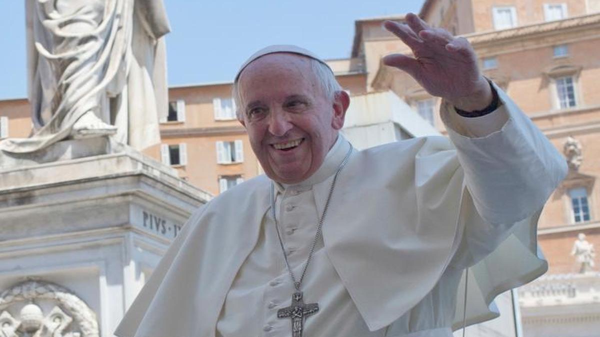 El papa Francisco saluda los fieles desde su automovil. Foto del 21 de Junio del 2017.