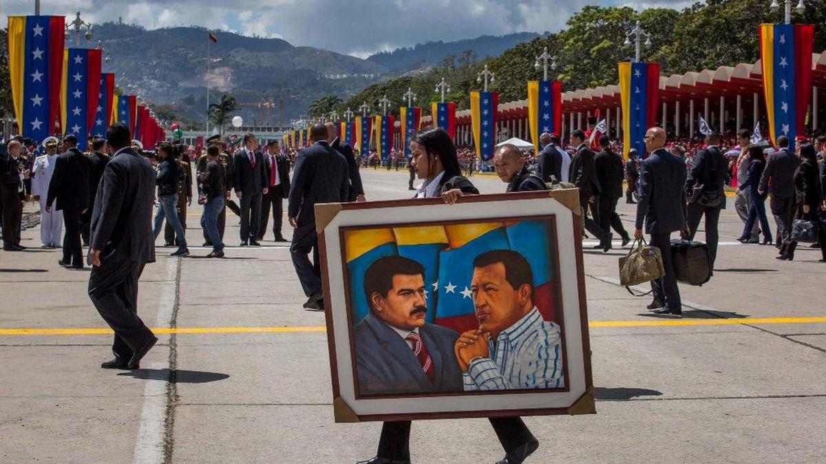 Simpatizantes oficialistas participan en un desfile militar en honor del general Ezequiel Zamora hoy, miércoles 1 de febrero de 2017, en Caracas (Venezuela).