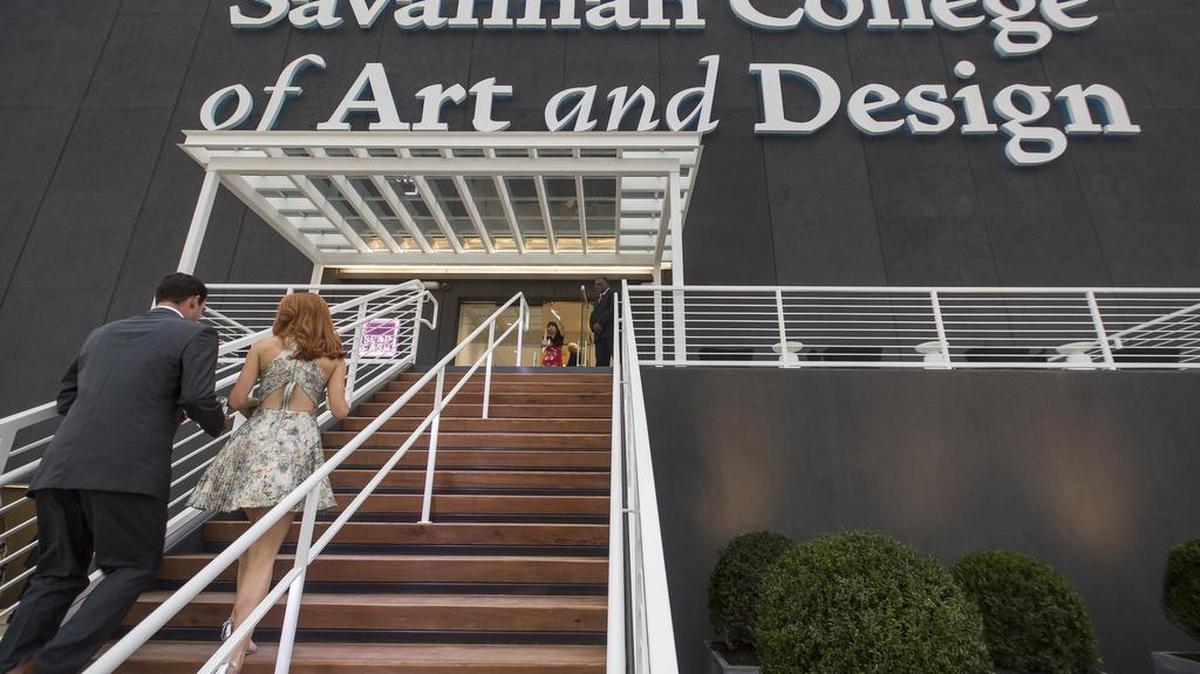 
La primera exposición del museo SCAD FASH de Atlanta presenta más de 80 modelos de Oscar de la Renta.
