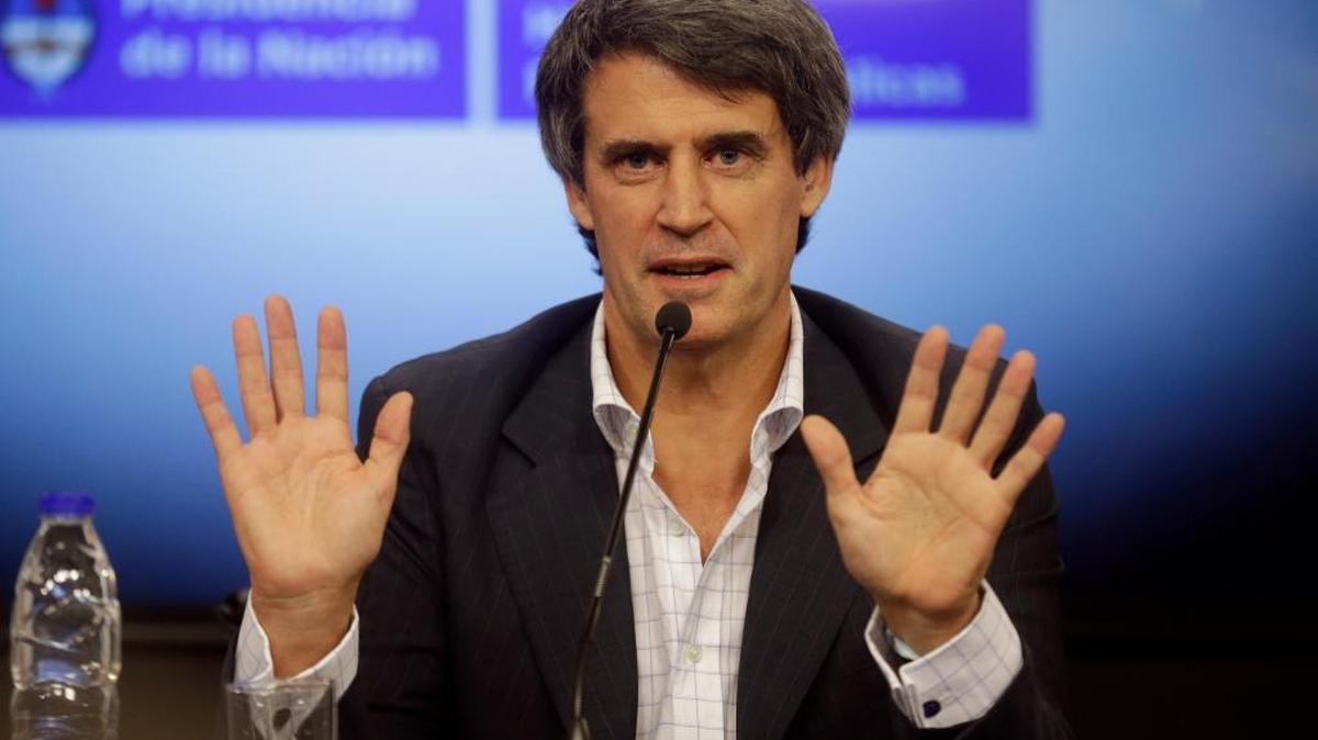 El ministro argentino de Hacienda y Finanzas Públicas, Alfonso Prat-Gay, en un evento en diciembre. El funcionario cargó el miércoles cargó contra la administración del gobierno de Cristina Fernández, por la situación de las finanzas públicas.