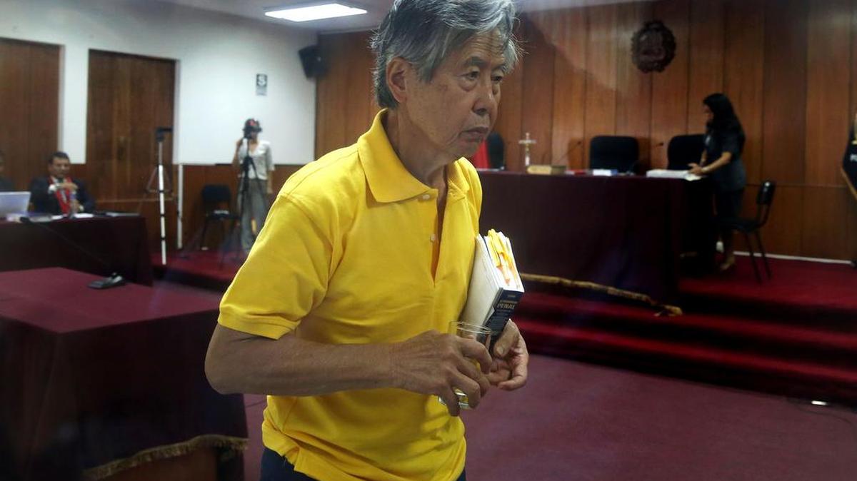 Foto de archivo. El ex presidente de Perú, Alberto Fujimori, abandona la sala de un tribunal en Lima.