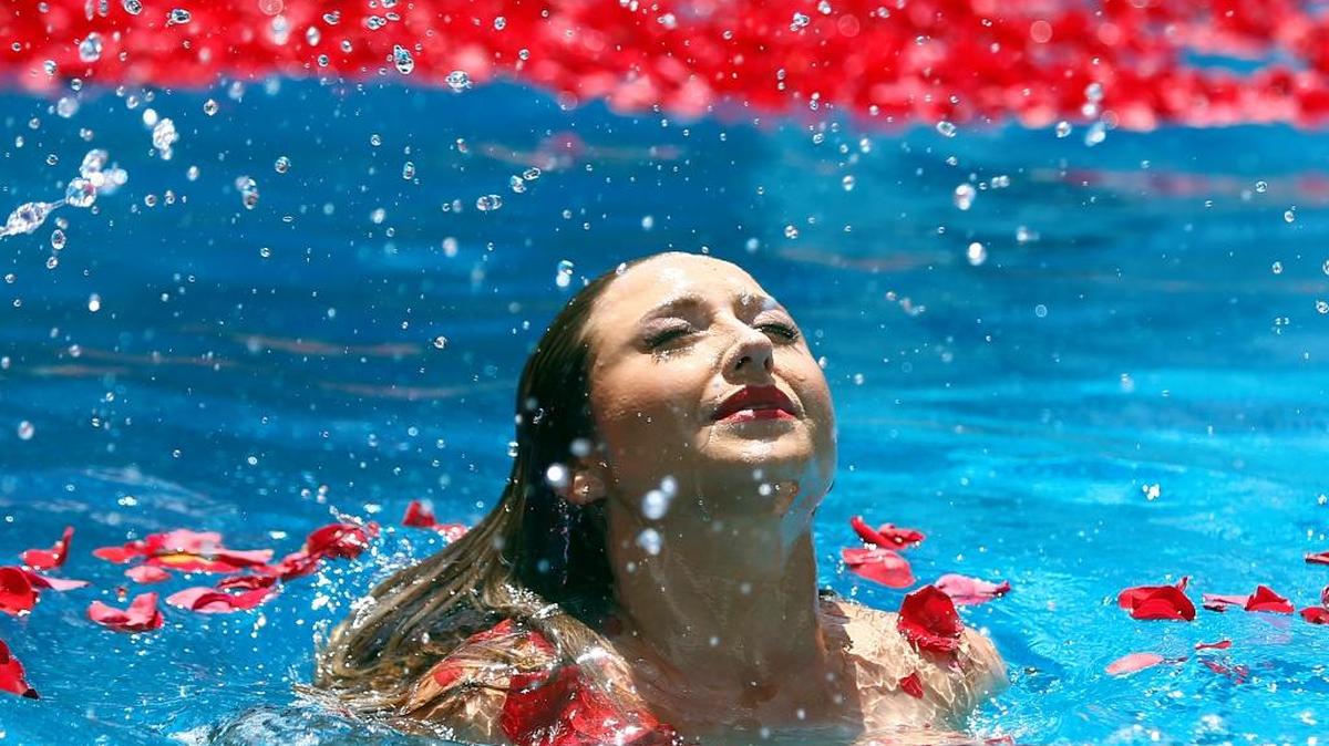 Modelo de la televisión chilena Nicol Moreno "Luli" protagoniza el tradicional "piscinazo" el sábado, luego de ser elegida como reina de la 57 edición del Festival Internacional deLa Canción de Viña del Mar, en Chile.