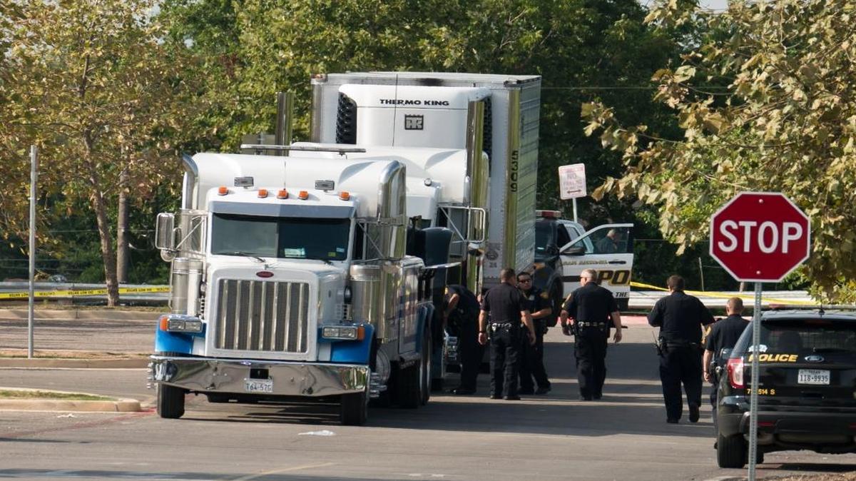 Los funcionarios remolcan un camión que se encontró con 38 sospechosos de inmigrantes ilegales en San Antonio, Texas, EE. UU., 23 de julio de 2017. Ocho de las personas murieron en el lugar, diecisiete fueron transportadas a hospitales del área con heridas mortales y trece personas. Lesiones que no amenazan la vida, dijo la policía.
