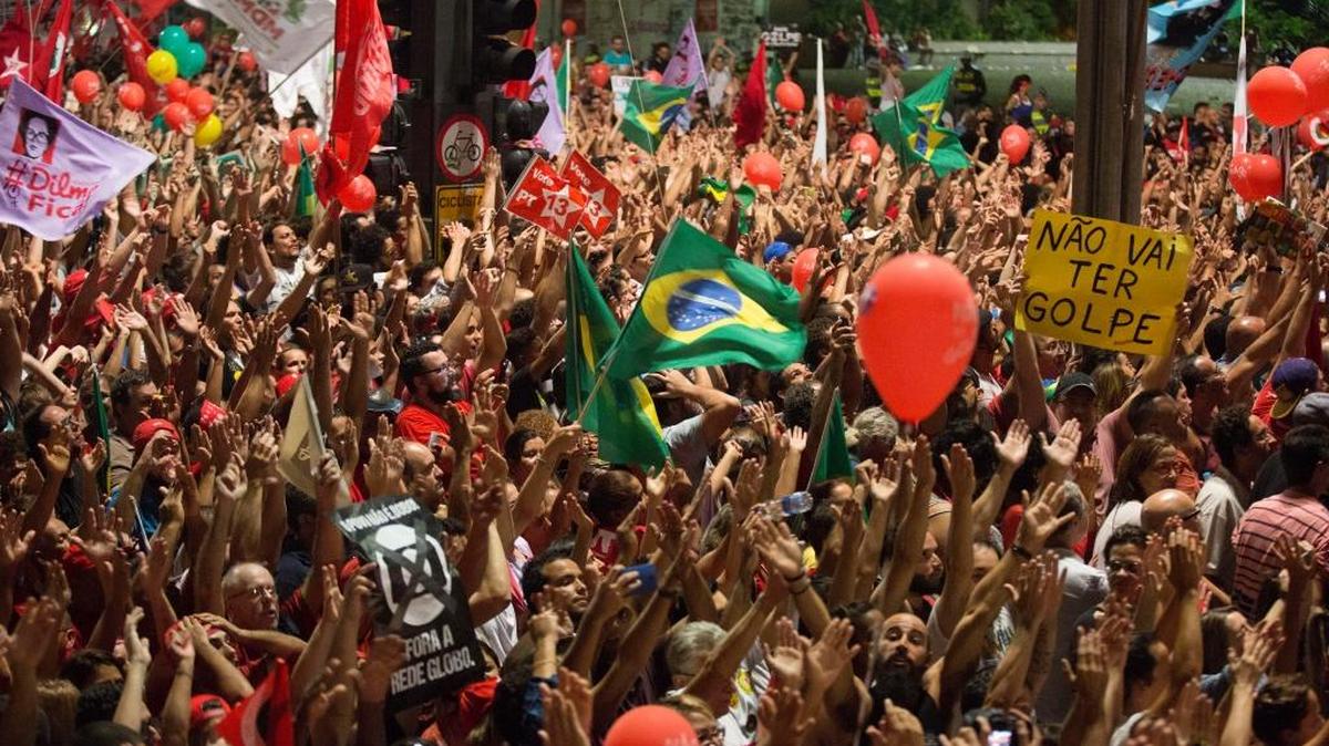 Integrantes de centrales obreras y movimientos sociales simpatizantes del gobierno brasileño, participan el viernes en un acto de apoyo a la presidenta Dilma Rousseff y de su antecesor Luiz Inácio Lula da Silva, en Sao Paulo.