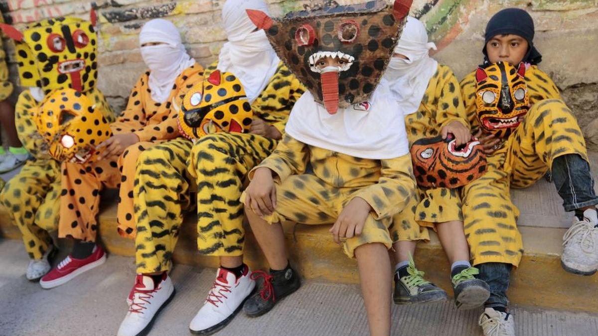 
personas disfrazadas de tigre invadieron el sábado las calles de Chilapa, una pequeña ciudad mexicana anidada en las montañas del estado de Guerrero. 
