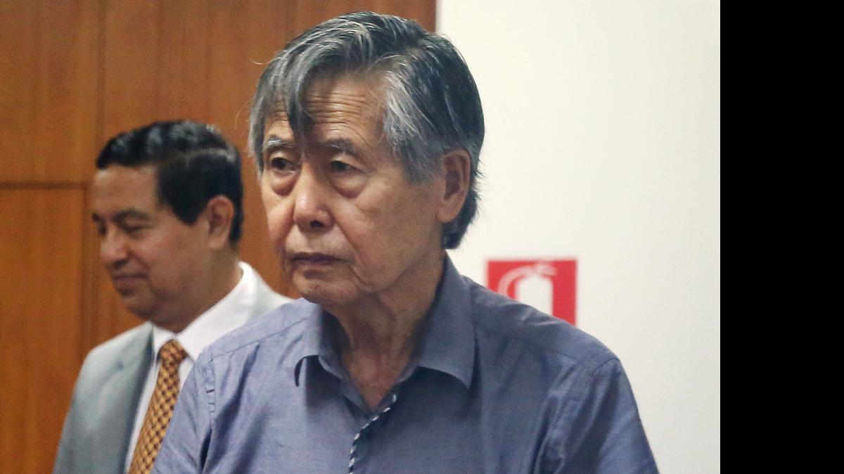 
El encarcelado ex presidente de Perú, Alberto Fujimori, ingresa a la sala de un tribunal en el 2014, en Lima.
