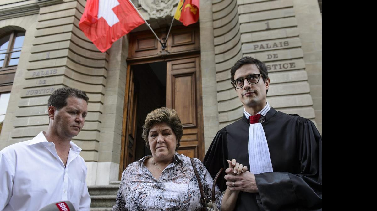 
Christian (izq.), hermano del ex jefe de la Policía de Guatemala Erwin Sperisen, y su madre Linda, reaccionan tras conocer la condena a cadena perpetua a Sperisen por la ejecución sumaria de 10 presos, en un tribunal de Ginebra, Suiza, el martes.
