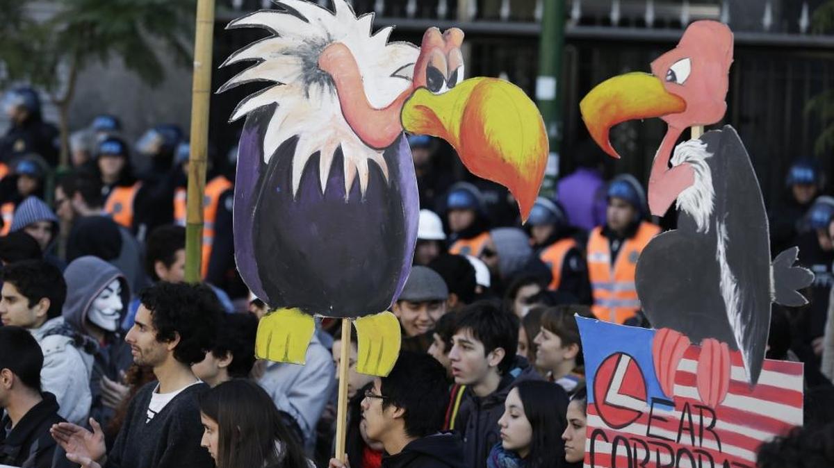 Argentinos protestan frente a la sede de la Cámara de Comercio de EEUU en Buenos Aires, en agosto pasado, contra los llamados ‘fondos buitres’.