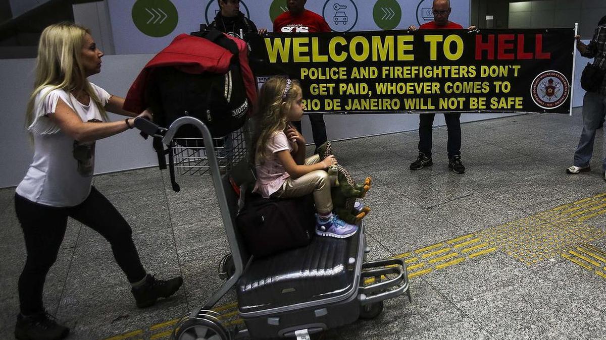 Policías y bomberos del estado de Río de Janeiro protestan por el retraso en sus salarios y por mejores condiciones de trabajo hoy, lunes 4 de julio de 2016, en el aeropuerto internacional de Río de Janeiro (Brasil).