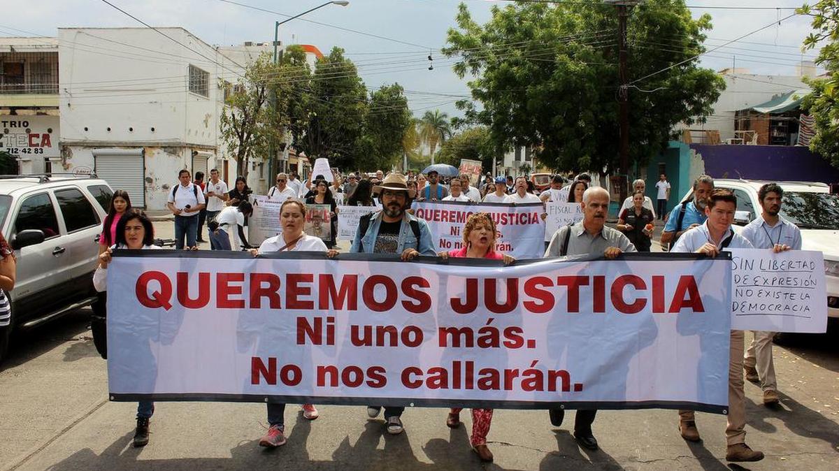 Periodistas de Sinaloa marchan para exigir justicia en el caso del asesinato del periodista Javier Valdéz registrado el pasado 15 de mayo, en el marco del Día de la Libertad de Prensa el 7 de junio de 2017, en Culiacán, estado de Sinaloa (México).