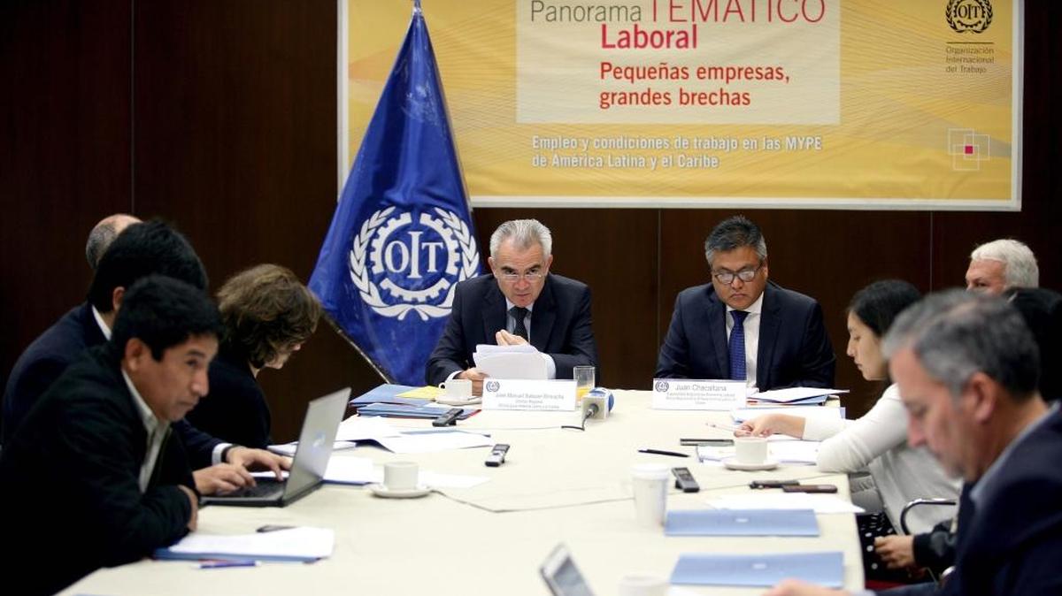 
El director regional para América Latina y el Caribe de la Organización Internacional del Trabajo (OIT), José Manuel Salazar (cen. izq.) y el especialista en Economía Laboral de la OIT, Juan Chacaltana (cd) presentan el informe ‘Pequeñas empresas, grandes brechas: empleo y condiciones de trabajo en las MYPE de América Latina y el Caribe’ el martes en Lima.

