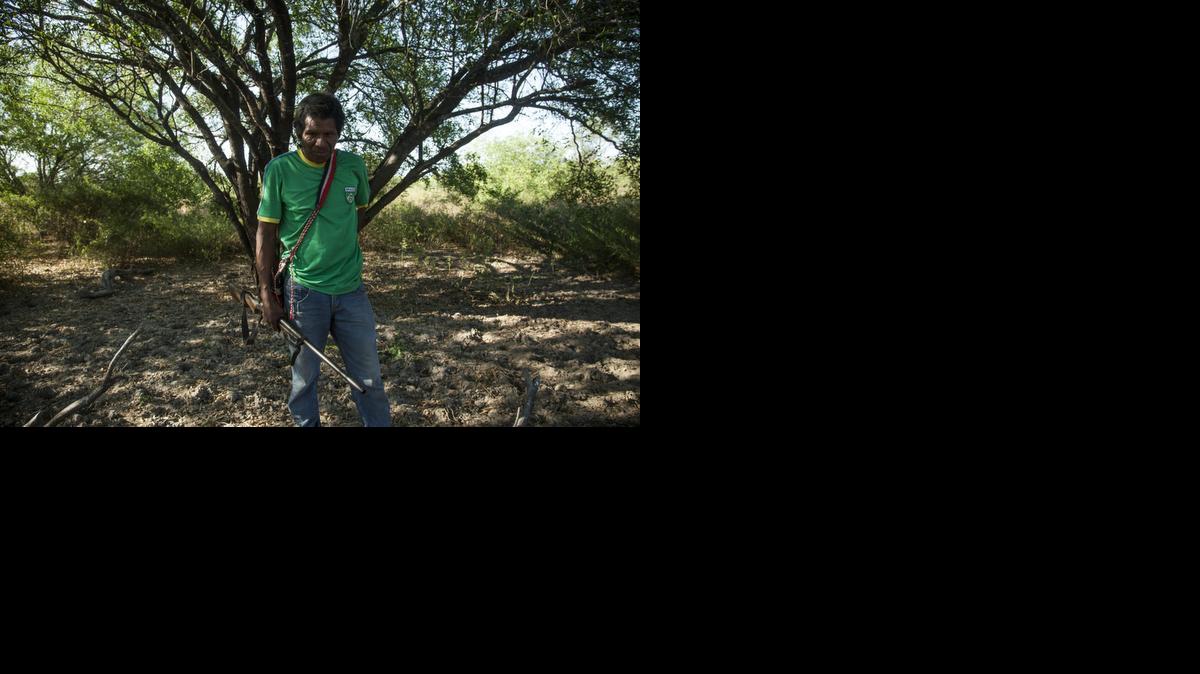 
Amé Picanerai, indígena ayoreo totobiegosode, patrullando su territorio ubicado entre el departamento de Boquerón y el de Alto Paraguay, en el Chaco paraguayo.
