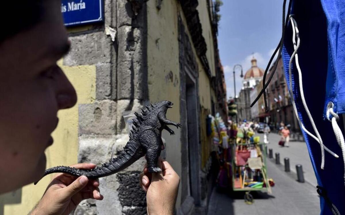 Godzilla invade Ciudad de México como escenas de la última película del monstruo japonés dirigida De Michael Dougherty son filmadas en la capital.
