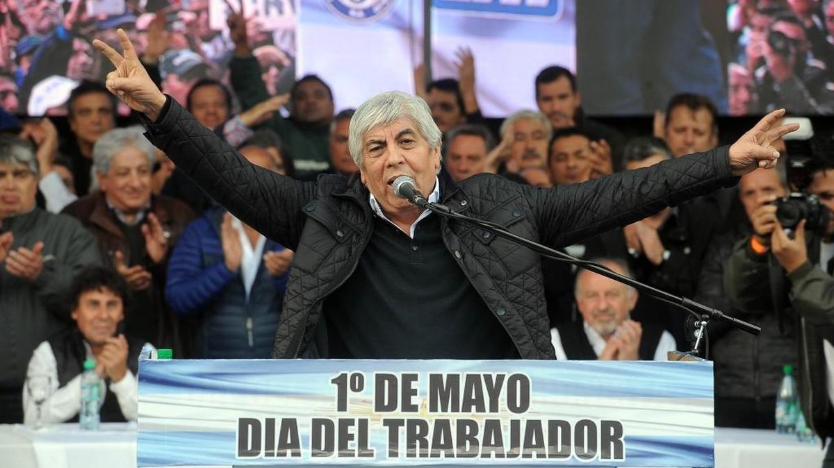 El líder sindical Hugo Moyano habló durante la marcha convocada por los sindicatos de Argentina, en Buenos Aires, el viernes.
