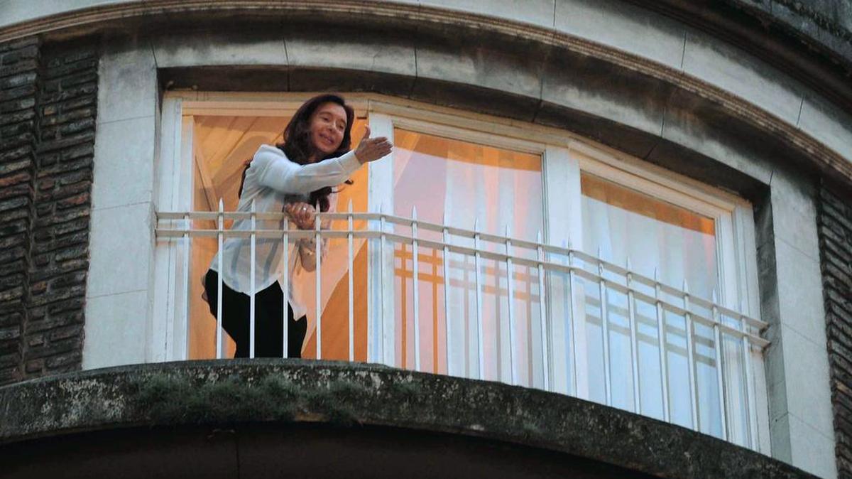 Cristina Fernández de Kirchner saluda a sus simpatizantes en Buenos Aires.