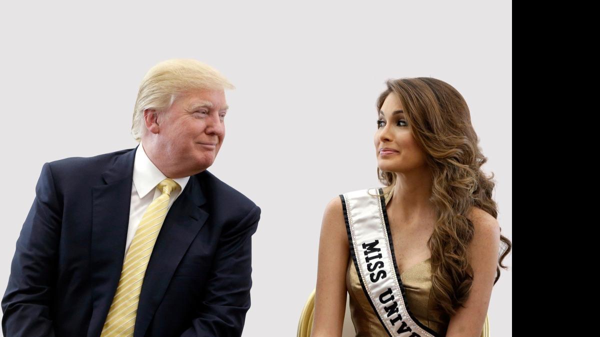 
El magnate Donald Trump, y la ex Miss Universo, Gabriela Isler, de Venezuela, hablan durante una conferencia de prensa en el 2014, en Doral, Estados Unidos. 
