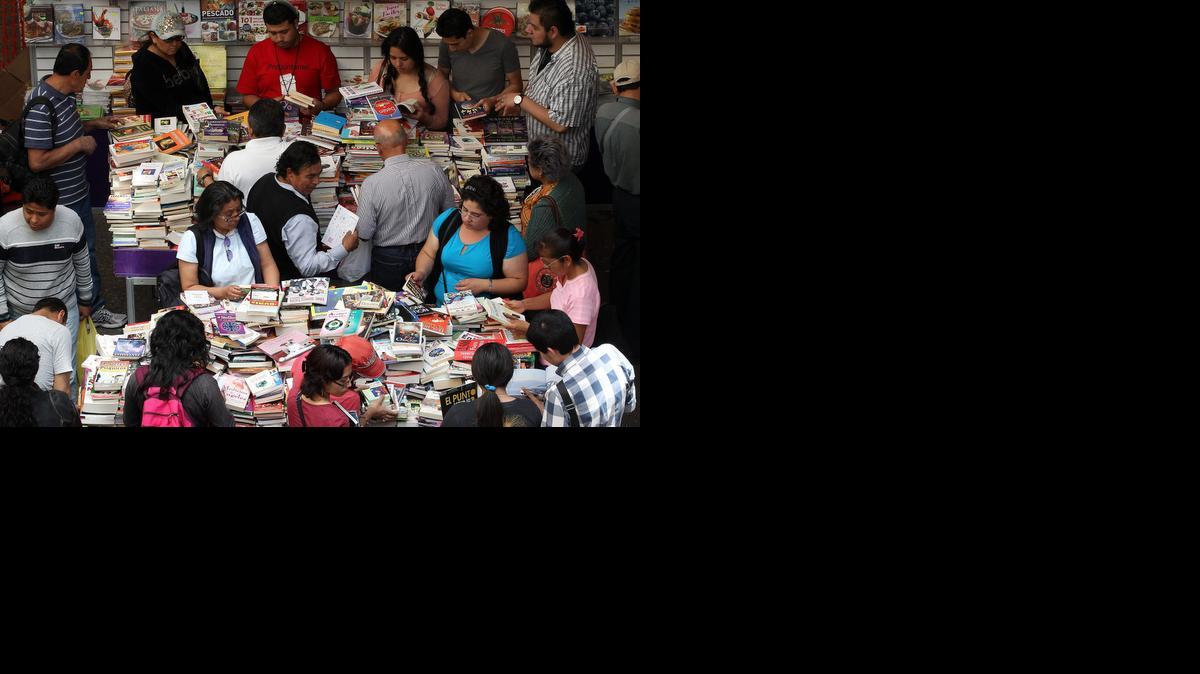 
Personas asisten el martes al Remate de libros en el Auditorio Nacional de la Ciudad de México.
