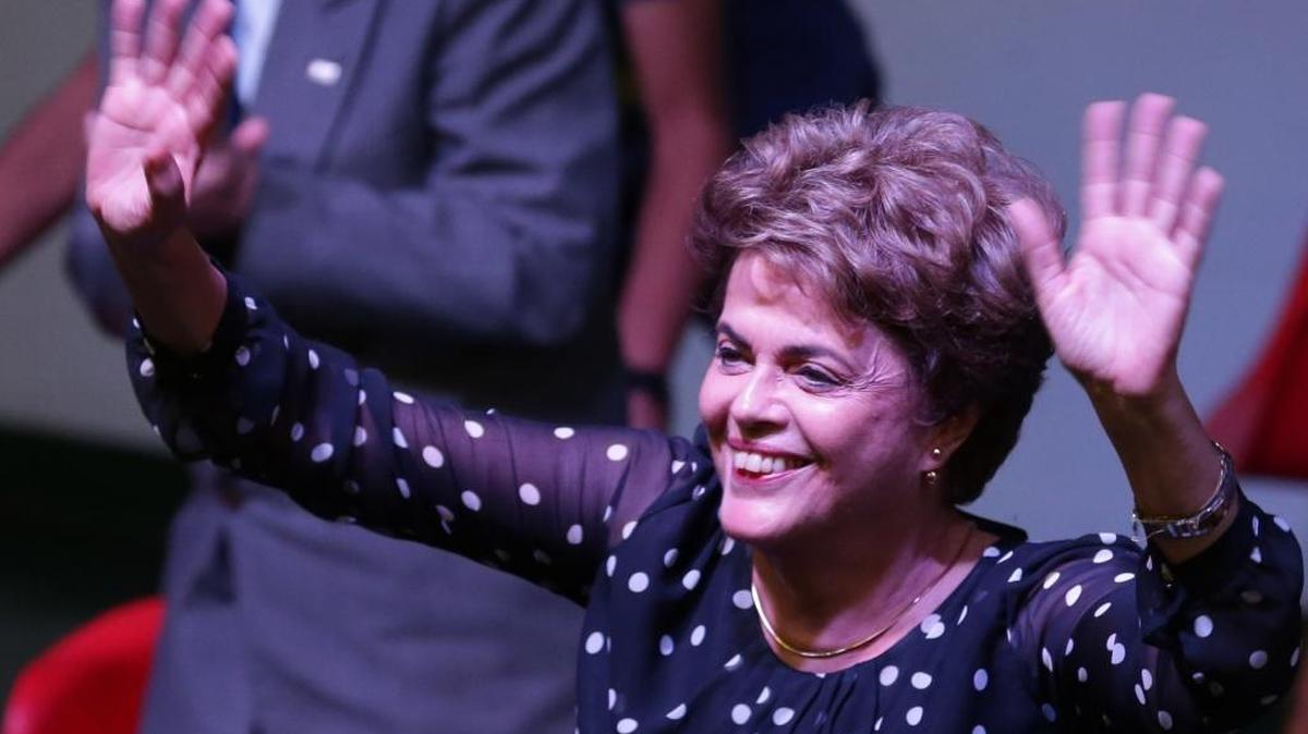 Dilma Rousseff saluda a seguidores durante un acto de presentación del libro “Resistencia al golpe del 2016”, escrito por profesores de la Universidad de Brasil, el jueves.