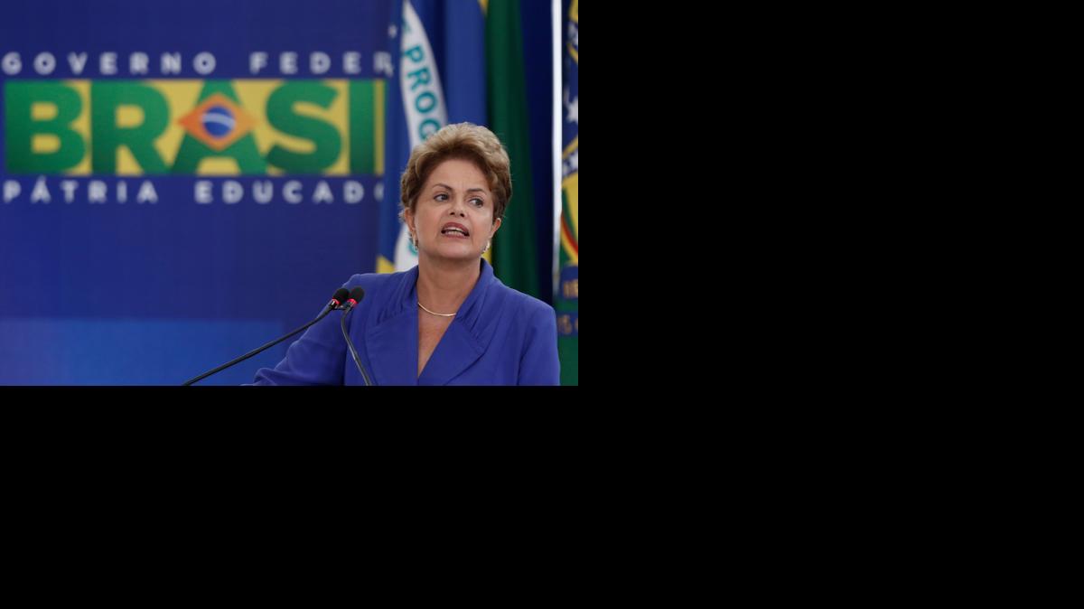 
La presidenta de Brasil, Dilma Rousseff, habla durante una ceremonia donde presentó un paquete de medidas anticorrupción al Congreso, en el palacio presidencial Planalto en Brasilia, el miércoles.
