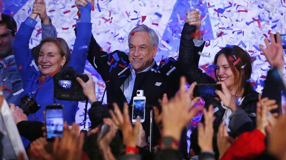 El ex presidente chileno y candidato presidencial por el partido Chile Vamos, Sebastián Piñera (c), celebra el domingo 2 de julio de 2017, su triunfo en las elecciones primarias 2017.