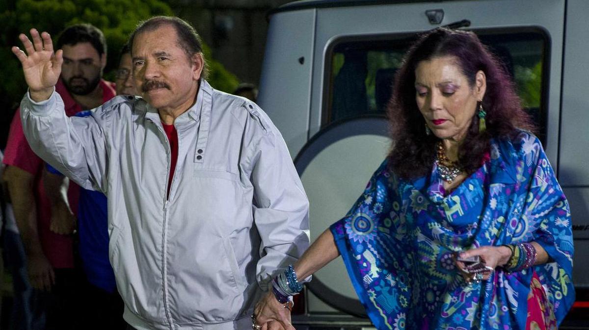 El presidente de Nicaragua, Daniel Ortega (i), y su esposa, Rosario Murillo (d), llegan para una rueda de prensa el domingo 6 de noviembre de 2016, durante las elecciones generales nicaragüenses, en Managua (Nicaragua).