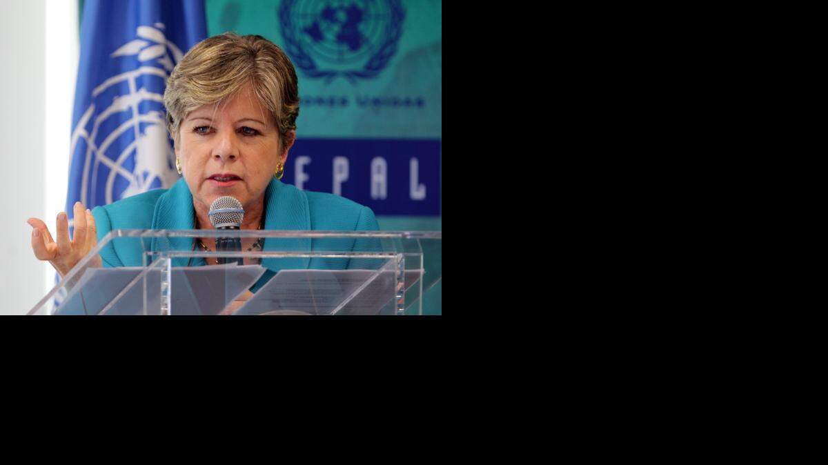 
La secretaria ejecutiva de la Comisión Económica para América Latina y el Caribe (Cepal), Alicia Bárcena, habla en el 2013, durante un foro en Ciudad de México.
