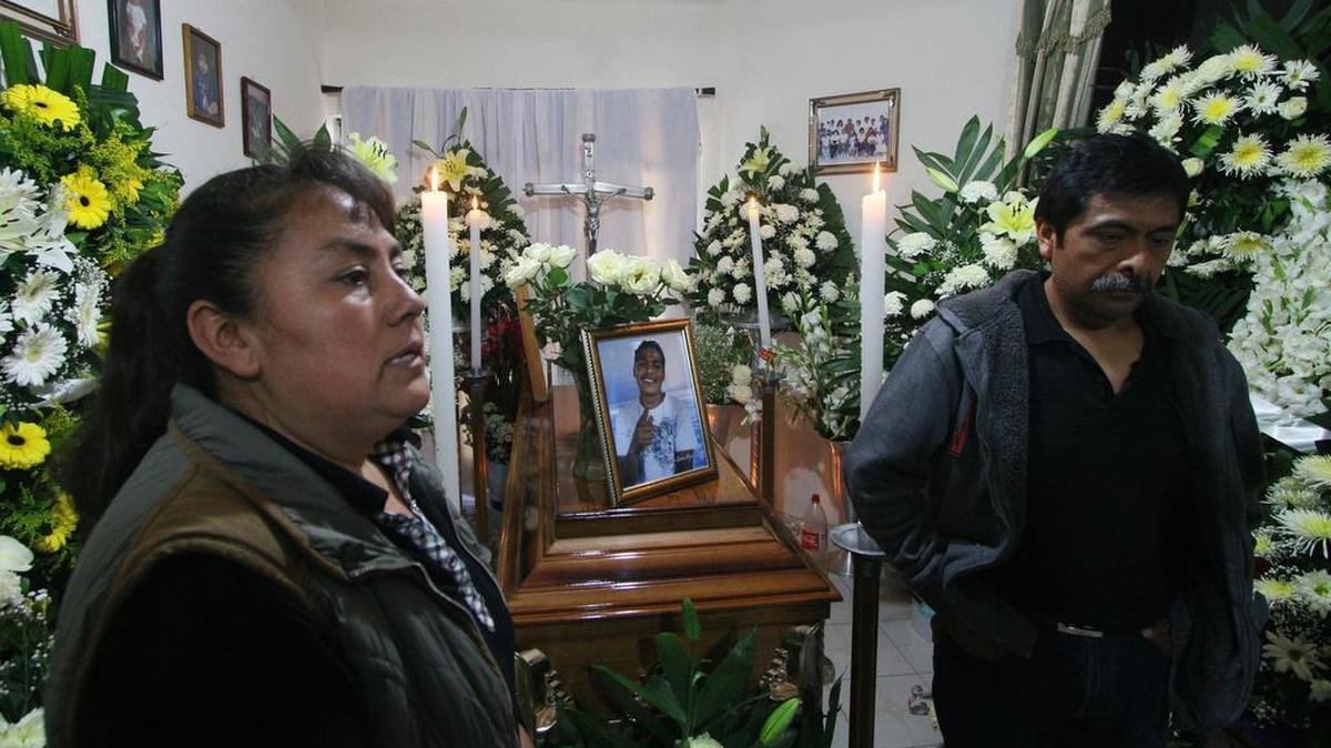 Blanca Estela Aguilar y Sergio Luna, padres de Oscar Luna Aguilar, de 23 años, quien murió supuestamente a manos de la policía federal.