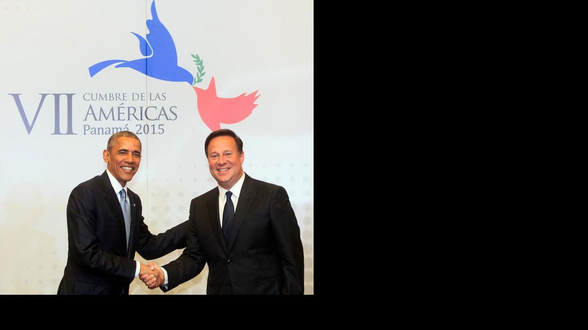 
 El presidente de Panamá, Juan Carlos Varela (d), estrecha la mano de su homólogo de EEUU, Barack Obama (i), en encuentro dentro del marco de la VII Cumbre de las Américas que inicia en la tarde de hoy, viernes 10 de abril de 2015, en Ciudad de Panamá. 
