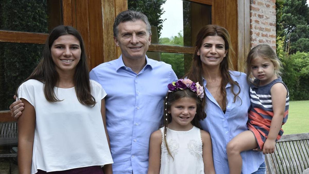 Fotografía cedida por la Presidencia de Argentina que muestra al presidente Mauricio Macri (2-i), su esposa Juliana Awada (2-d), y su hija Antonia (d), mientras posan con las hijas del fiscal Alberto Nisman, Iara (i) y Kala Nisman (c), durante una oración por el aniversario de la muerte de Nisman hoy, domingo 16 de enero de 2016, en la residencia "Los Abrojos", en Buenos Aires (Argentina). Macri recibió hoy a las hijas del fiscal Alberto Nisman en la víspera del primer aniversario de su muerte, ocurrida en circunstancias aún sin aclarar días después de denunciar a Cristina Fernández por supuesto encubrimiento de terroristas.