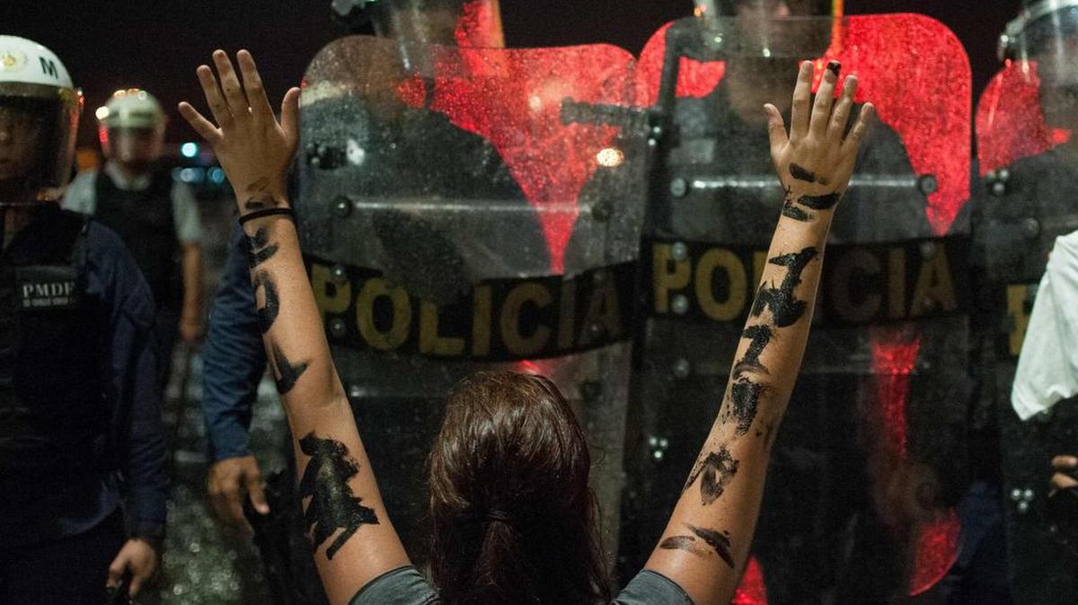 Manifestantes protestan contra el presidente brasileño Michel Temer frente al Palacio del Planalto en Brasilia el 18 de mayo de 2017.