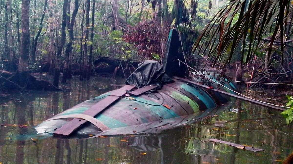 Los narcotraficantes utilizaban lanchas rápidas, semisumergibles, sumergibles y barcos pesqueros que partían con los cargamentos de estupefacientes desde la costa Pacífica hacia Centroamérica. Detalle de un pequeño submarino, utilizado para el tráfico de drogas que fue descubierto en el sector El Viento, zona ecuatoriana cerca de la frontera con Colombia.