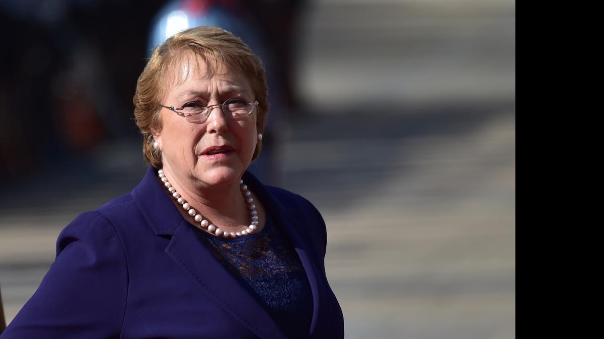 
La presidenta de Chile, Michelle Bachelet, ha permanecido desde el viernes por la mañana enclaustrada en su domicilio del sector santiaguino de La Reina, analizando en total hermetismo las modificaciones, decididas en el marco de la tensión desatada por casos de corrupción destapados en los últimos meses.
