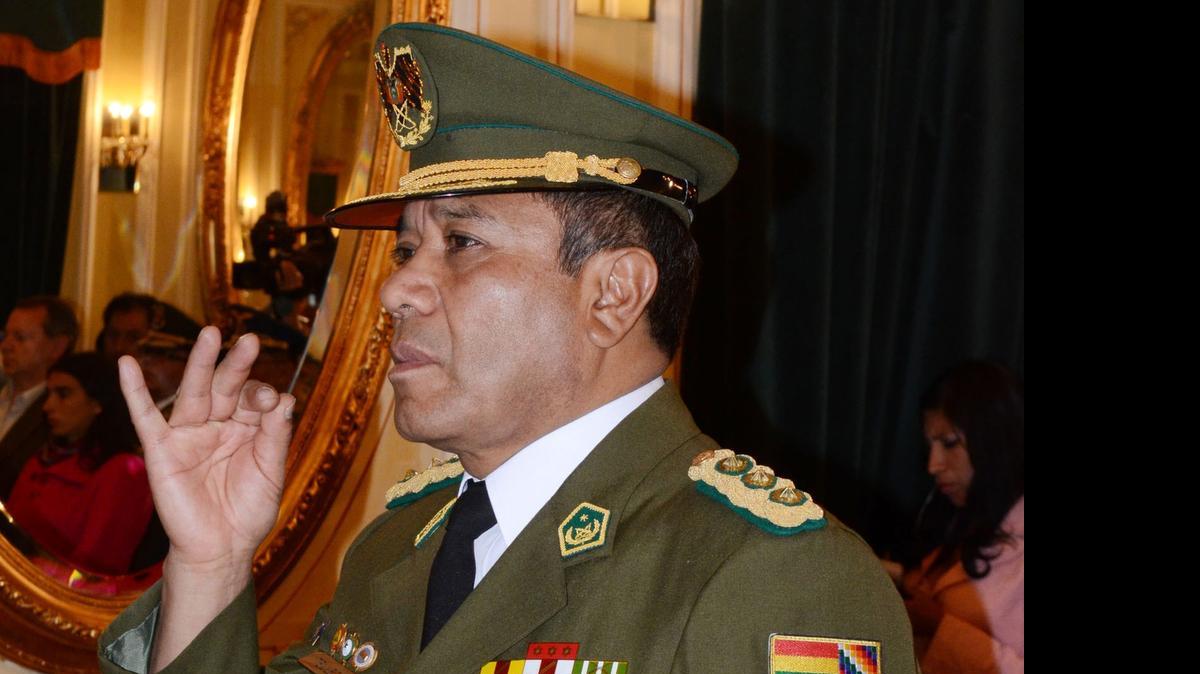 
El general Edgar Ramiro Téllez Téllez jurando como nuevo comandante de la Policía boliviana ante el presidente de Bolivia, Evo Morales, el martes en el Palacio de Gobierno, en La Paz.
