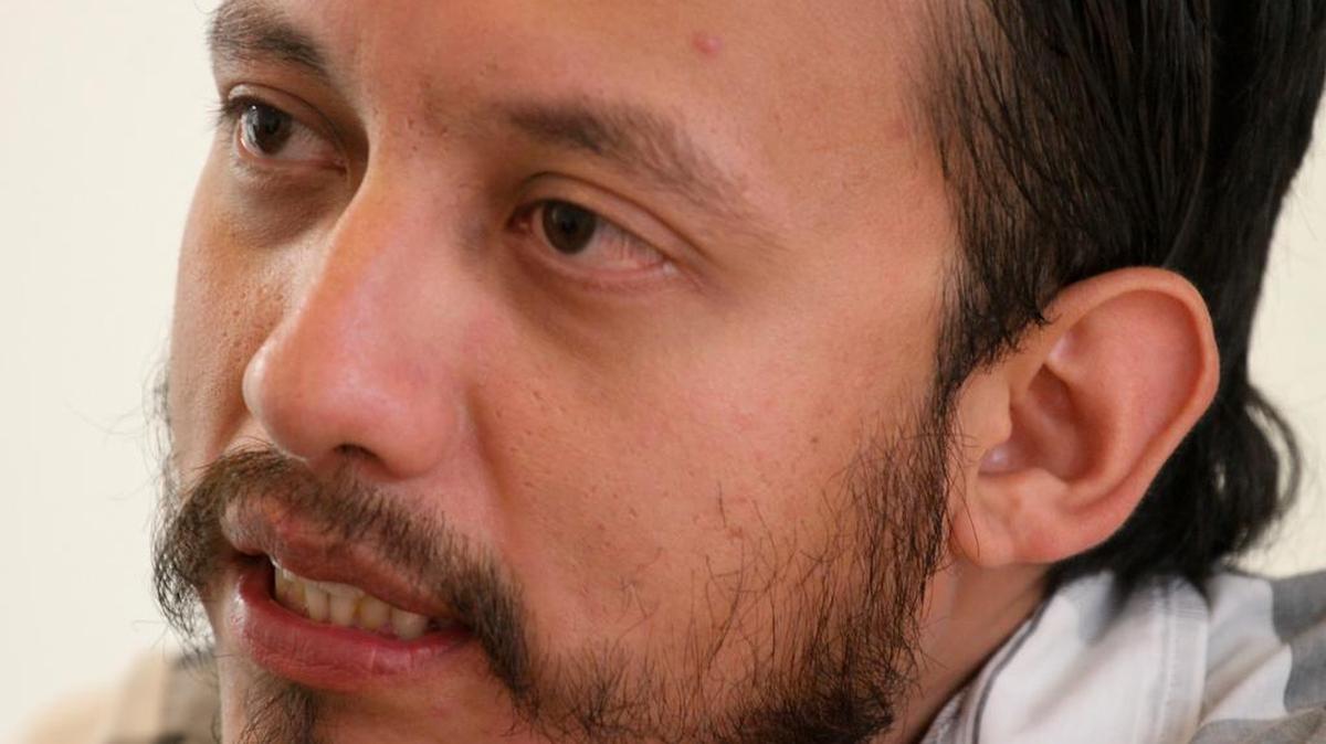 
El fotoperiodista mexicano Rubén Espinosa habla en junio durante una entrevista en Ciudad de México. El cuerpo del comunidador, que trabajaba para AVC noticias de Veracruz, era corresponsal de la prestigiada revista Proceso y de la agencia Cuartoscuro, fue hallado en un departamento de una zona de clase media, y tenía huellas de tortura. 
