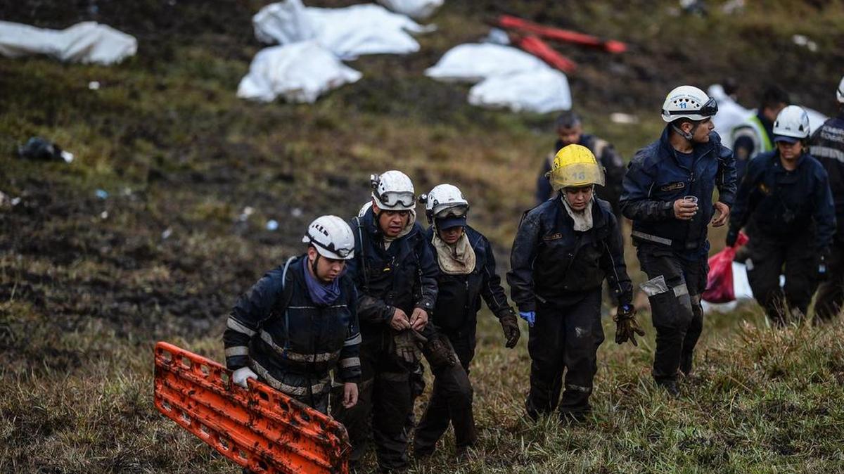El avión de la compañía boliviana Lamia se estrelló el lunes a solo 17 kilómetros para la cabecera de la pista del aeropuerto José María Córdova de Rionegro, dejando 71 fallecidos y seis sobrevivientes.