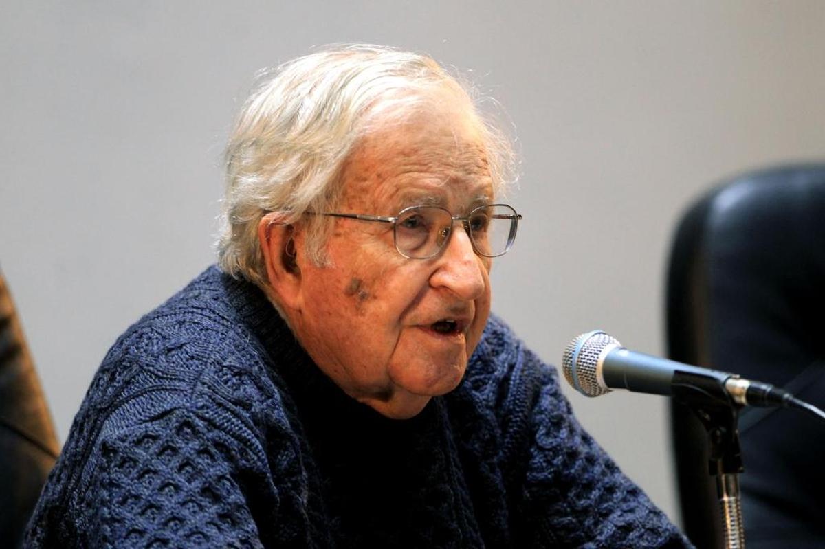 El prestigioso intelectual estadounidense Noam Chomsky ofrece la conferencia "Los desafíos para construir democracias solidarias", el lunes 17 de julio de 2017, en Montevideo (Uruguay).