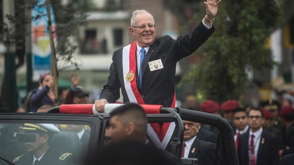 El nuevo presidente de Perú, Pedro Pablo Kuczynski, saluda a la gente el 29 de julio de 2016.