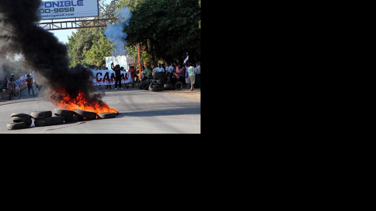 
Un grupo de nicaragüenses, con pancartas, participa el lunes en una protesta en contra de la construcción del canal interoceánico en la entrada de la ciudad de Rivas, 110 kilómetros al sur de la capital. 
