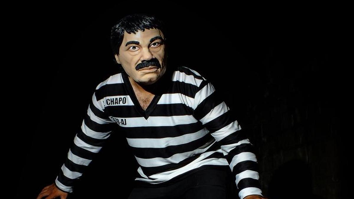 
Fotografía cedida hoy, martes 13 de octubre de 2015, por la empresa Gruporev ubicada en la población de Jiutepec, en el céntrico estado de Morelos, (México), de un disfraz del narcotraficante Joaquín "el Chapo" Guzmán, con máscara y vestido de presidiario, que se vende estos días en el país para las fiestas de Halloween y aspira desbancar a clásicos como Drácula o la Momia.
