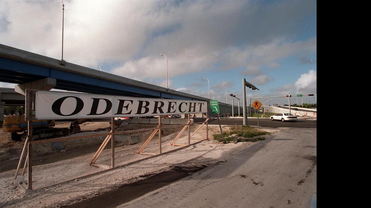 
Odebrecht, al igual que otra veintena de compañías de Brasil, es investigada por su supuesta participación en una vasta red de corrupción enquistada en Petrobras, que durante la última década, se apropió ilegalmente de unos $2,000 millones, según cálculos de la propia empresa.
