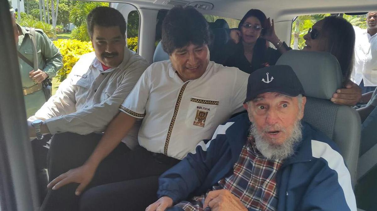 
Fotografía cedida por la Agencia Boliviana de Noticias (ABI) de los presidentes de Venezuela, Nicolás Maduro (i), y de Bolivia, Evo Morales (c), junto al líder cubano Fidel Castro (d) hoy, jueves 13 de agosto de 2015, en La Habana (Cuba). Castro y Maduro sorprendieron hoy a Morales al visitarle en el hotel donde se hospeda en La Habana, informó la agencia estatal boliviana ABI. Castro y Maduro llegaron en una vagoneta hasta el hotel La Laguna, donde se hospeda Morales, que llegó a Cuba de madrugada para celebrar los 89 años de Castro, señaló la fuente. 
