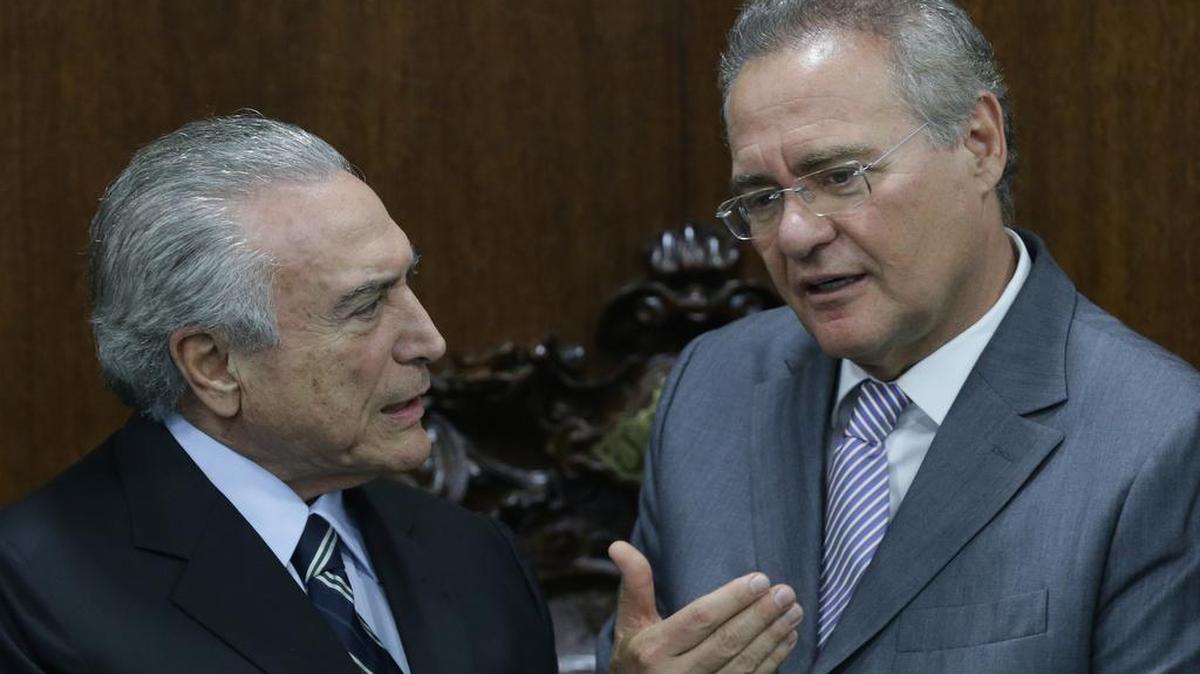 El presidente interino Michel Temer (izq.) habla con el líder del Senado Renan Calheiros.