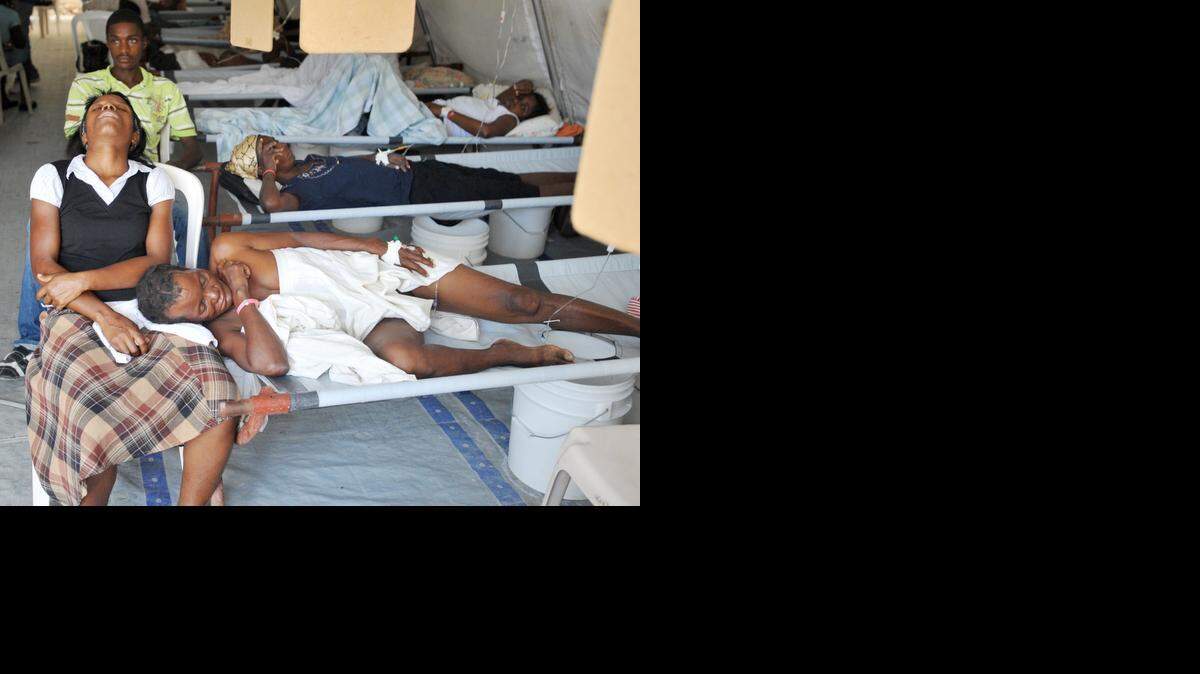 
Haitianos que padecen cólera son atendidos en un hospital en Delmas en el 2012. Durante el 2014 se registraron 14,869 casos sospechosos y 132 muertes, según un informe de la ONU divulgado el miércoles.
