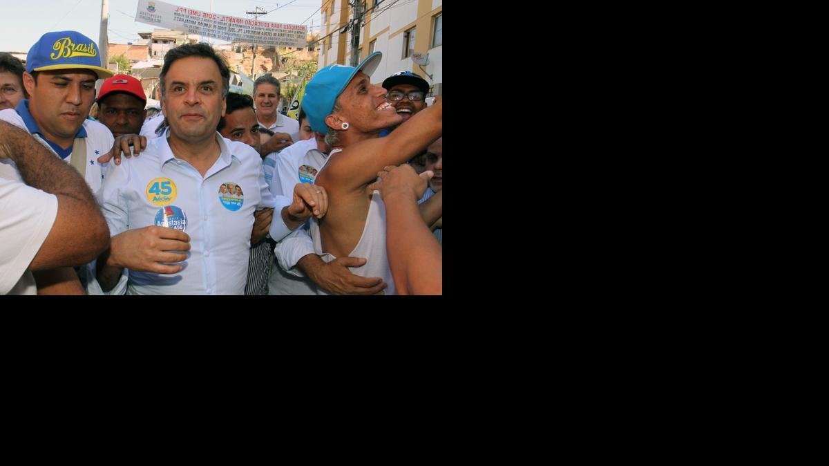 
El candidato presidencial por el Partido de la Social Democracia Brasileña (PSBS), Aécio Neves (cen.), asiste a un acto de campaña el viernes, en la Pedreira Padro Lopes de Belo Horizonte, Minas Gerais. 
