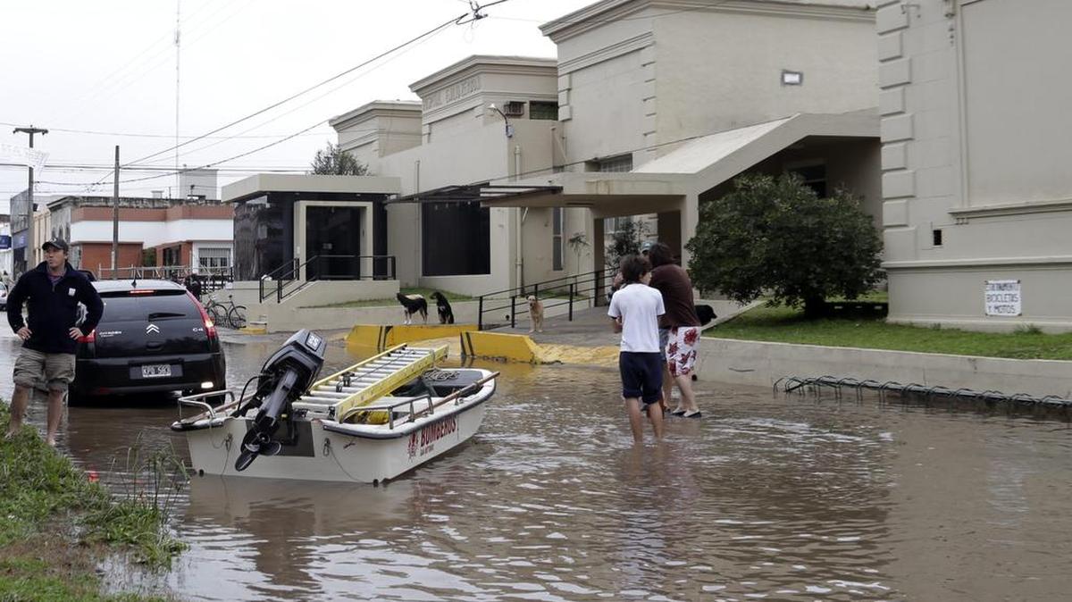
La localidad de San Antonio de Areco, en la provincia de Buenos Aires, abnegada por las aguas, el viernes. Cientos de personas han tenido que ser evacuadas en varias a causa de las inundaciones provocadas por un intenso temporal. 
